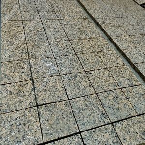 ĐÁ VÀNG NHẠT BÌNH ĐỊNH KHÒ MẶT 10X10X2CM