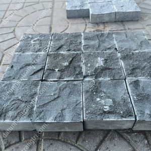 ĐÁ BAZAN ĐEN BÓC 1 MẶT 10X10X5CM